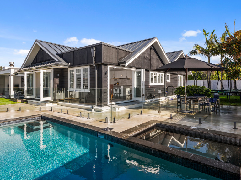 Ashton Build award winning home with HomePlus Mini Post Glass balustrades LR