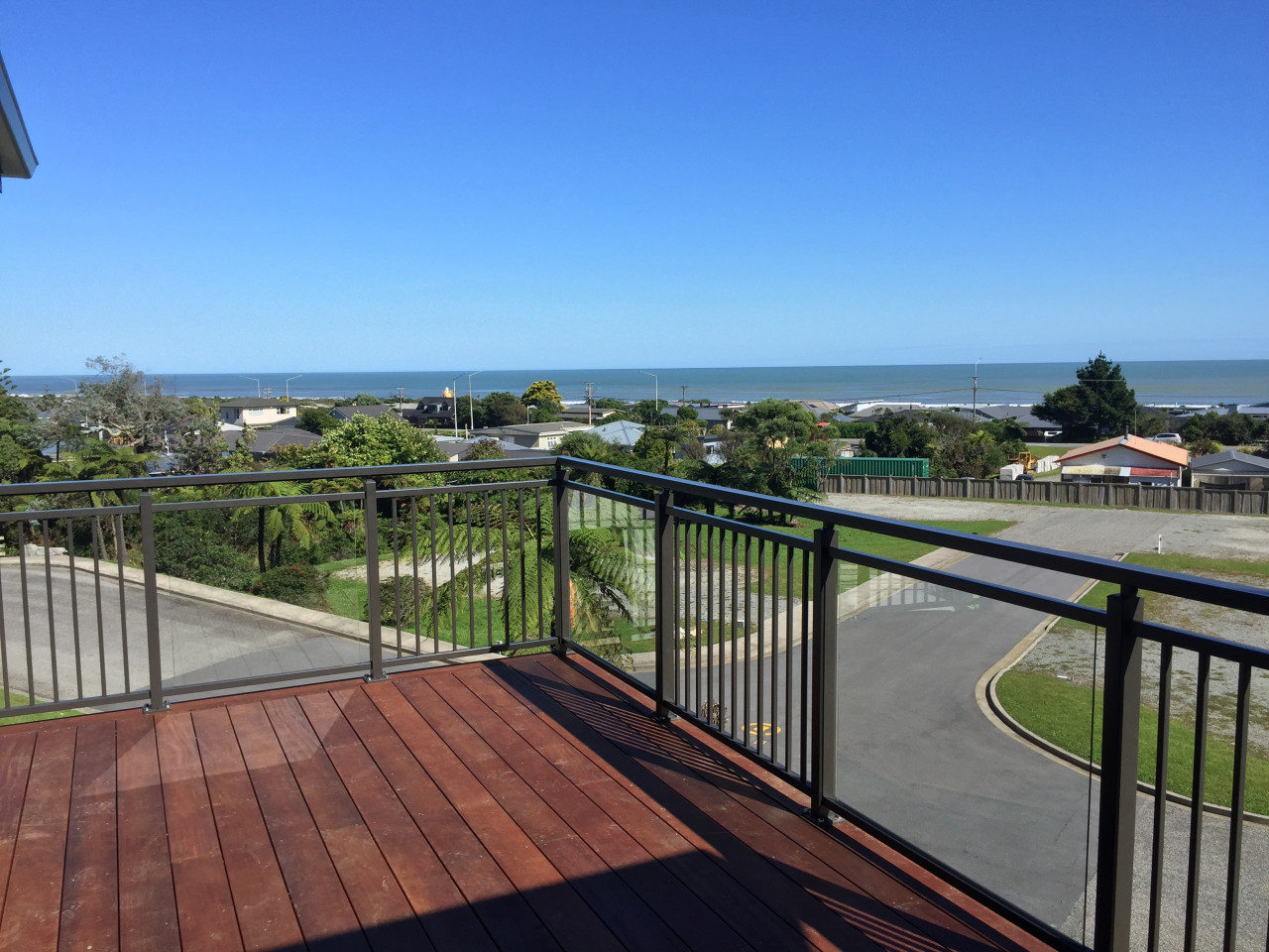 Edge balustrade combo of glass and baluster with split rail front deck 2